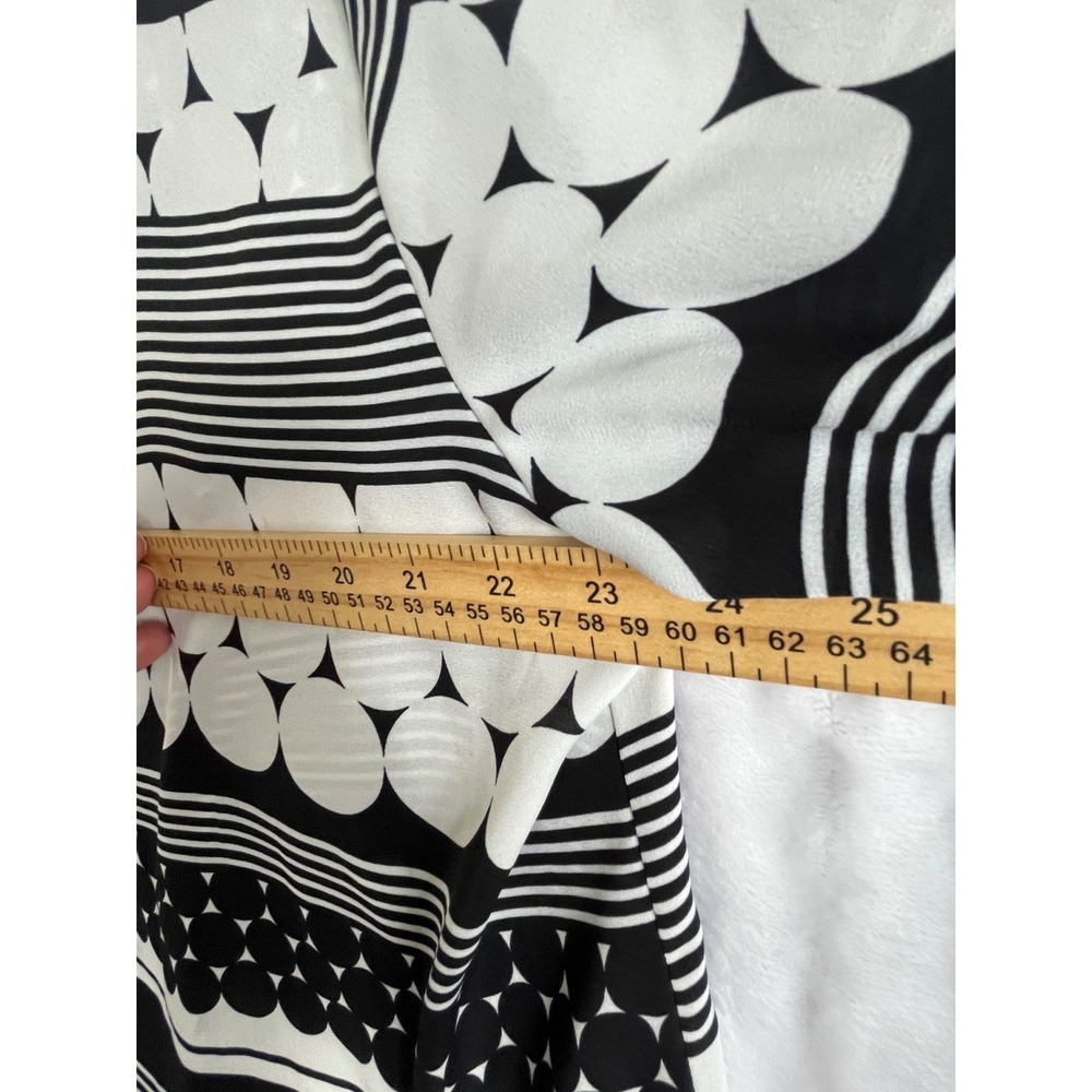 Cato Geometric Blouse Womens 18/20W Black White Good Roll Tab Sleeve Split Neck - Picture 4 of 13
